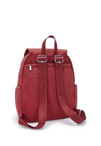 Zaino in tessuto rosso con un design strutturato, spallacci regolabili, una maniglia superiore e dettagli in metallo argentato. Presenta tasche laterali.