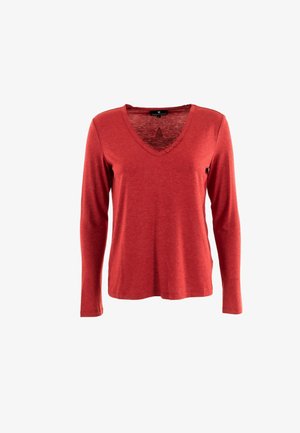 Maglietta rossa a maniche lunghe con scollatura a V, caratterizzata da un motivo testurizzato a stelle sotto il colletto e tre bottoni sulla patta.
