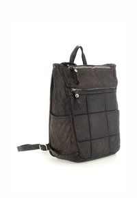 Zaino in pelle nera con texture trapuntata, dotato di chiusura superiore a zip, tasca frontale con zip e spallacci regolabili.