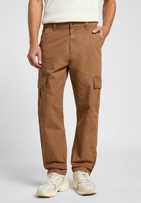 Pantalones cargo marrones hechos de tela resistente, con dos bolsillos laterales, un corte relajado y una cinturilla con cierre de botón.