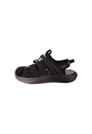 Sort åben sandal med flere remme, polstret sål og justerbar bungee-snøre, designet til komfort og støtte udendørs.