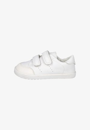 Zapatilla blanca con dos correas de Velcro, parte superior de cuero suave, puntera texturizada, perforaciones para transpirabilidad y suela de goma.