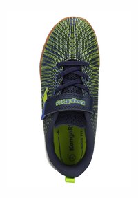 Marineblaues und limettengrünes gemustertes Sneaker mit einem Netz-Obermaterial, das mit einem Klettverschluss gesichert ist. Verfügt über eine gepolsterte Innensohle und eine Gummisohle.