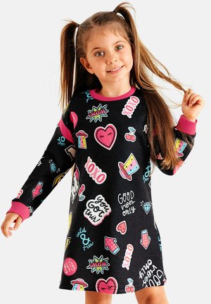Schwarzes Kleid mit langen Ärmeln, das eine Vielzahl farbenfroher gedruckter Icons und Phrasen zeigt. Rosa Manschetten und Halsausschnitt bieten einen Kontrast.