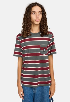 T-shirt rayé en gris, bordeaux et crème ; présente une poche sur la poitrine avec un patch logo ; fabriqué en coton doux ; coupe décontractée.