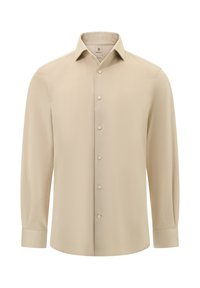 Camicia beige a maniche lunghe con colletto classico, chiusura frontale con bottoni e polsini dritti. Tessuto liscio con una consistenza morbida.