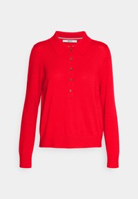 Maglione rosso lavorato a maglia con colletto, maniche lunghe e fronte con patta a cinque bottoni. Presenta polsini e orlo a costine. Texture liscia.