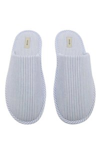 Randiga blå och vita slip-on-tofflor med mjukt tygöverdrag och vadderad sula, med platt sula och rundad tådesign.
