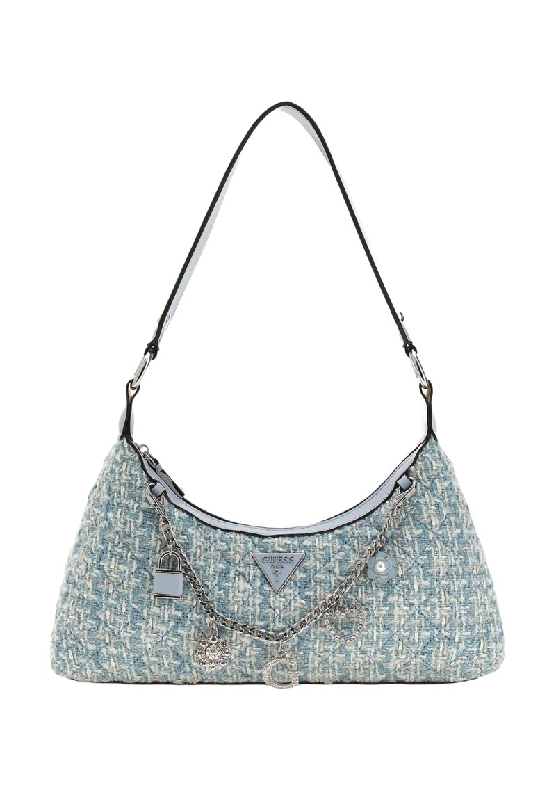 Geantă din material textil țesut, de culoare albastră, cu un logo triangular, accente din lanț argintiu, accesorii decorative și o curea de umăr simplă de culoare neagră.