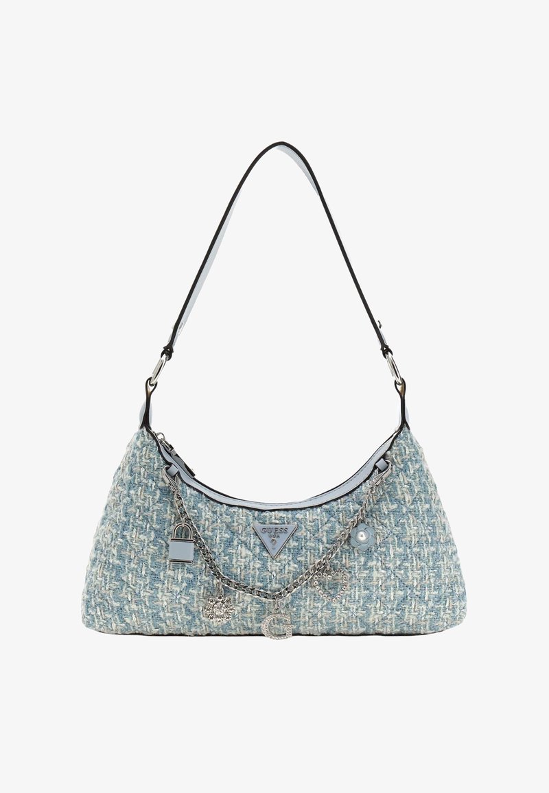 Bolso de tela tejido azul con un logo triangular, acentos de cadena plateada, charms decorativos y una sola correa negra para el hombro.