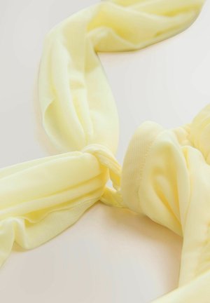 Țesătură de chiffon galben, legată în două puncte, evidențiind o textură moale, transparentă și un design ușor. Fără modele sau accesorii proeminente vizibile.