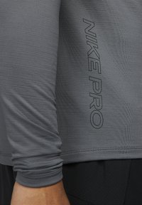 Nike Performance WARM  MOCK - Longsleeve - iron grey/black