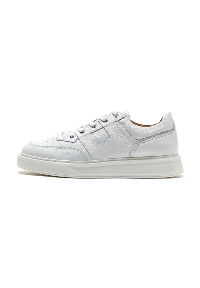 Sneaker bianca in pelle con finitura testurizzata, punta rotonda, sei occhielli e una suola in gomma bianca spessa. Caratterizzata da cuciture e dettagli sottili.
