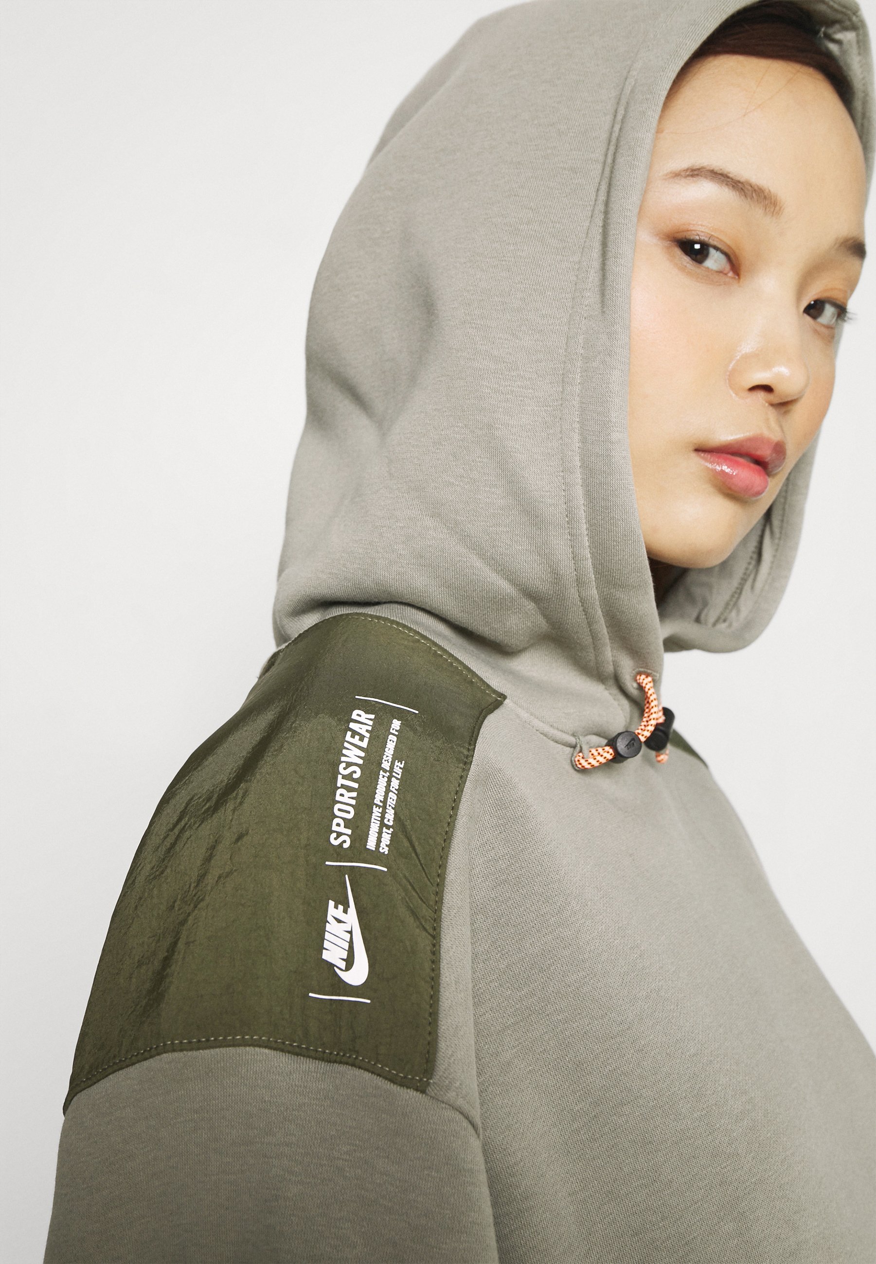Nike Sportswear HOODIE - Sudadera - light army/cargo khaki/caqui -  Zalando.es