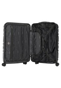 Valise noire avec un extérieur texturé, double fermeture éclair et compartiments intérieurs. Présente un doublure à motif noir et des sangles croisées pour sécuriser les objets.
