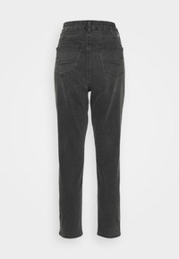 Jeans de mezclilla negra con un diseño de pierna recta, que cuentan con cinco bolsillos y una cintura alta. La tela tiene una sutil textura y un acabado desgastado.