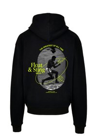 Hanorac negru cu un design grafic al unei figuri cu efect de stropire. Textul în galben aprins include "Float & Sting" și alte detalii.