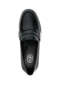 Mocassino in pelle nera con una fascia curva dal design a intaglio, punta rotonda e superficie liscia e lucida. Interno contraddistinto dal logo.