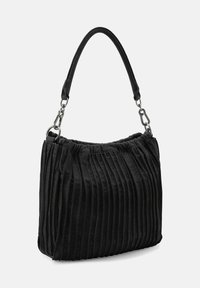 Borsa a spalla nera realizzata in tessuto strutturato con pieghe verticali, caratterizzata da una forma arrotondata e una tracolla robusta con dettagli in metallo.