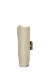 Beige Lederbrillenetui steht aufrecht mit einem Sichtbaren Druckknopfverschluss an der Seite vor einem weißen Hintergrund.