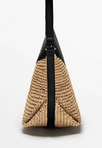 Borsa in paglia intrecciata di forma triangolare, con una parte superiore e una tracolla in pelle nera. Superficie testurizzata con una miscela di colori naturali.