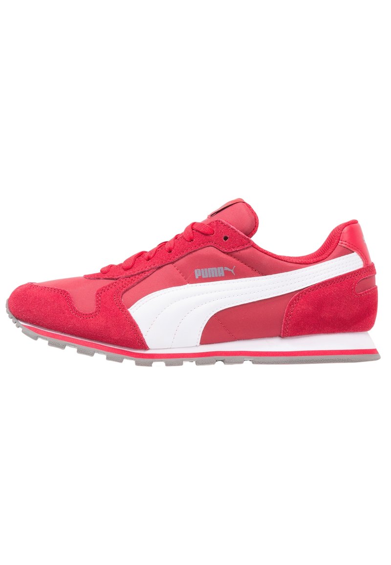 Baskets de sport rouges en matériaux suède et textile, avec un logo Puma blanc et des accents, semelle en caoutchouc plate et lacets.