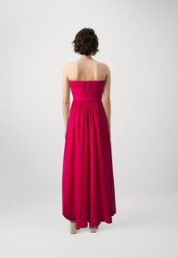 Rochie lungă, fără bretele, de culoare fuchsia, confecționată dintr-un material neted, cu un corset ajustat și o talie strânsă, având un închidere cu nasturi la spate.