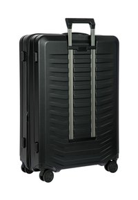 Schwarzer Hartschalen-Koffer mit gerippter Oberfläche, silbernem Teleskopgriff und vier schwenkbaren Rädern für Mobilität. Reißverschlussverschluss und strapazierfähiges Material.