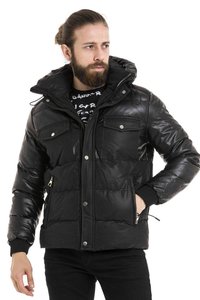 Schwarze Pufferjacke mit Kapuze, die eine Mischung aus matten und glänzenden Texturen aufweist, zwei Brusttaschen, Reißverschlusstaschen an den Seiten und gerippten Bündchen.