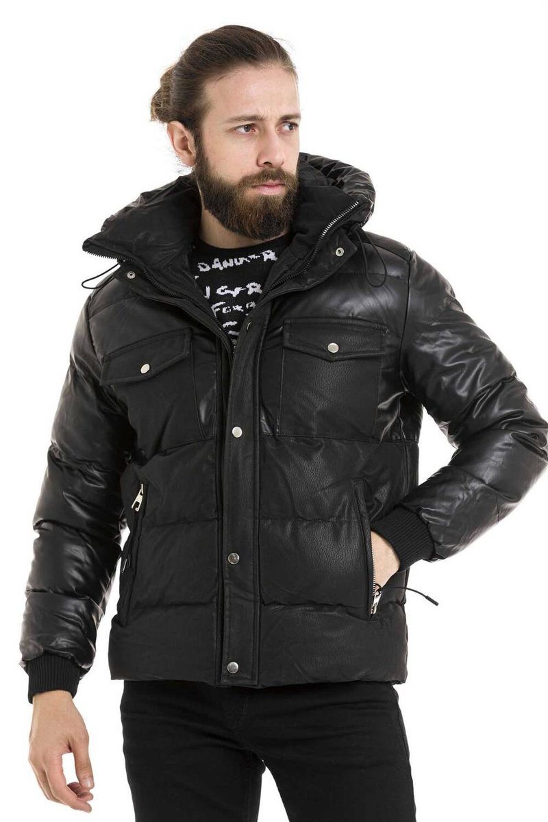 Schwarze Pufferjacke mit Kapuze, die eine Mischung aus matten und glänzenden Texturen aufweist, zwei Brusttaschen, Reißverschlusstaschen an den Seiten und gerippten Bündchen.