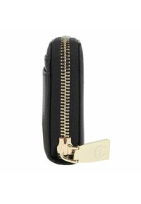 Billetera compacta de cuero negro con detalles en dorado en la cremallera y el cierre. Superficie texturizada y forma aerodinámica para un manejo fácil.
