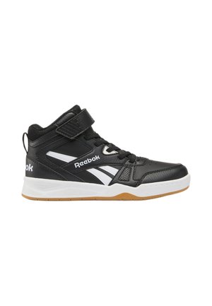 Sneaker Reebok alta in bianco e nero con chiusura a lacci e cinturino, intersuola bianca e suola esterna in gomma, vista di lato.