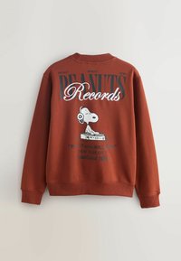 Rdzawoczerwony sweatshirt z Snoopy'm w słuchawkach, DJującym przy gramofonie, z tekstem "Peanuts Records" i "Odtwórz to jeszcze raz, proszę?"