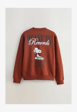Raundide värvi dress, millel on Snoopy kuuldesüsteemidega, kes DJ-na plaadinurga taga mängib, ja tekst "Peanuts Records" ja "Mängi uuesti, kas sa palun?"