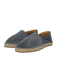 Espadrillas in suede grigio con punta arrotondata, suola intermedia in juta cucita e senza tallone, dotate di interno in pelle marrone.