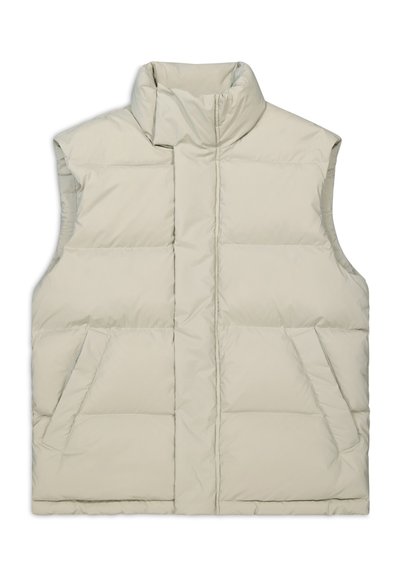 Lys beige ærmeløs puffer vest med høj krave, quiltet mønster og to sidelommer. Glat, blank overflade.