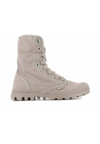 Bottines en toile beige à bout rond, lacées à l'avant, avec des œillets en métal argenté et une semelle en caoutchouc texturée présentant des crampons proéminents pour une meilleure adhérence.