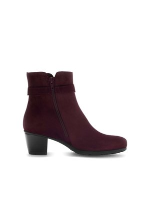 Bottines bordeaux à finition en daim lisse, fermeture éclair sur le côté et un talon bloc modéré. Présente un design simple et épuré.