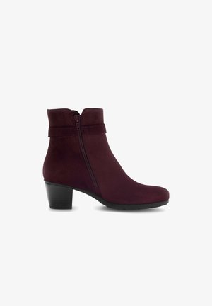 Stivaletto bordeaux con una finitura in suede liscia, cerniera laterale e un tacco a blocco moderato. Presenta un design semplice ed elegante.