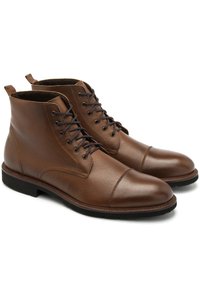 Brązowe skórzane botki za kostkę o gładkim wykończeniu, z sznurowaniem, okrągłym noskiem i szorstkimi pętelkami z tyłu. Czarna gumowa podeszwa.