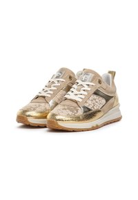 Zapatillas beige y doradas con características de ante, detalles metálicos, un patrón texturizado, cordones blancos y una suela acolchada con una suela de goma.