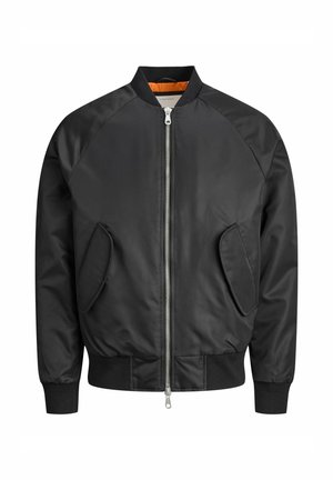 Chaqueta bomber negra con mangas ranglan, dos bolsillos frontales, puños acanalados y una cremallera plateada. Forrada con tejido naranja brillante.
