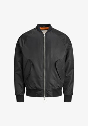 Crna bomber jakna s raglan rukavima, dva prednja džepa, rebrasti manžeti i srebrni patentni zatvarač. Podstava je od svijetlo narančaste tkanine.