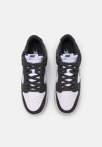 Sneakers Nike con una parte superiore bianca e grigia, lacci neri e dettagli azzurri. Il design presenta perforazioni sulla punta per la ventilazione.