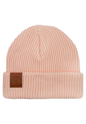 Różowa dziergana czapka beanie o prążkowanej teksturze, z zagiętym mankietem i małą brązową skórzaną łatką z logo.
