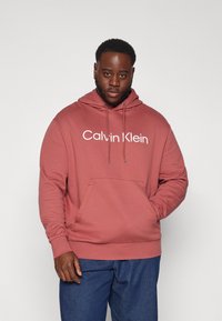 Calvin Klein HERO LOGO COMFORT HOODIE - Camisola - apple butter