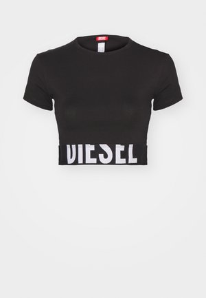 Čierne skrátené tričko vyrobené z bavlny s krátkymi rukávmi a okrúhlym výstrihom. Má výrazné biele logo "DIESEL" na dolnom leme.