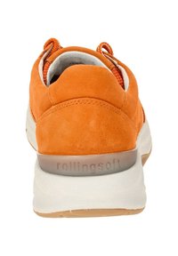 Oranje suede sneaker met een witte tussenzool en rubberen buitenzool. Bevat een gevoerde kraag en merknaam op de hiel. Gestructureerde oranje bovenkant.