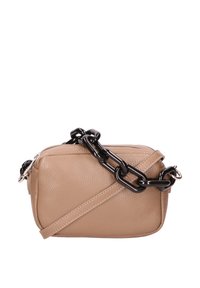 Beige leren schoudertas met een gestructureerde afwerking, voorzien van een grote zwarte plastic kettingriem en een ritssluiting. Compacter, rechthoekige vorm.