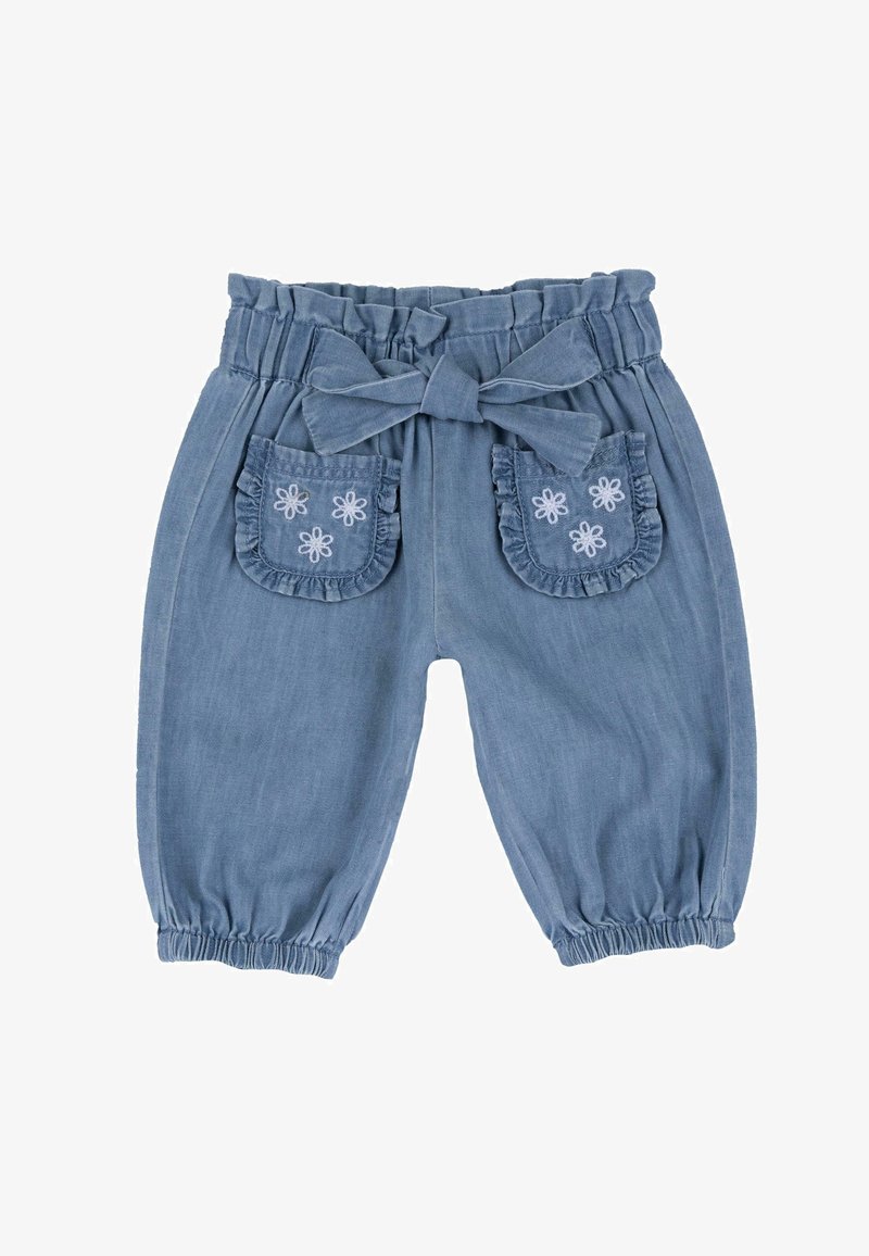 Pantalon en denim bleu clair avec une taille élastique, des poches ornées de volants et une broderie florale sur les poches. Jambes fuselées avec des ourlets élastiques.